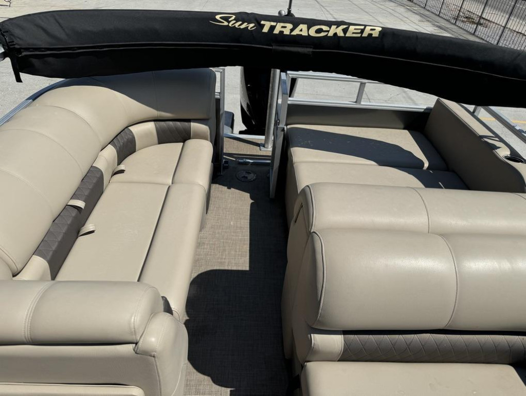 Sun Tracker PARTY BARGE 22 DLX