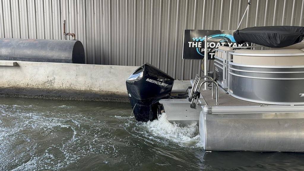 Sun Tracker PARTY BARGE 22 DLX