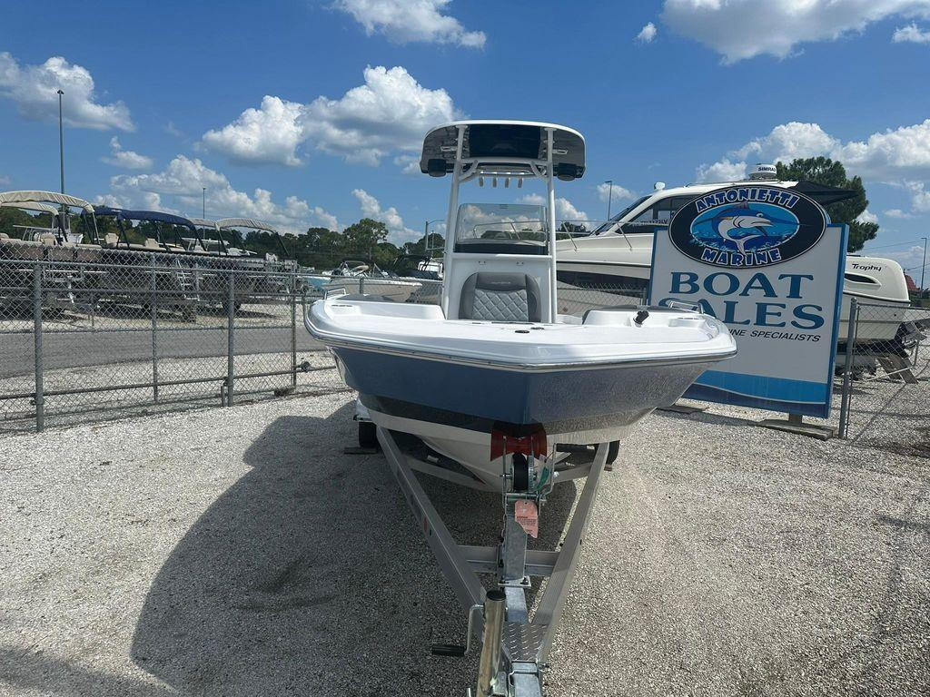 Nautic Star 231 Hybrid