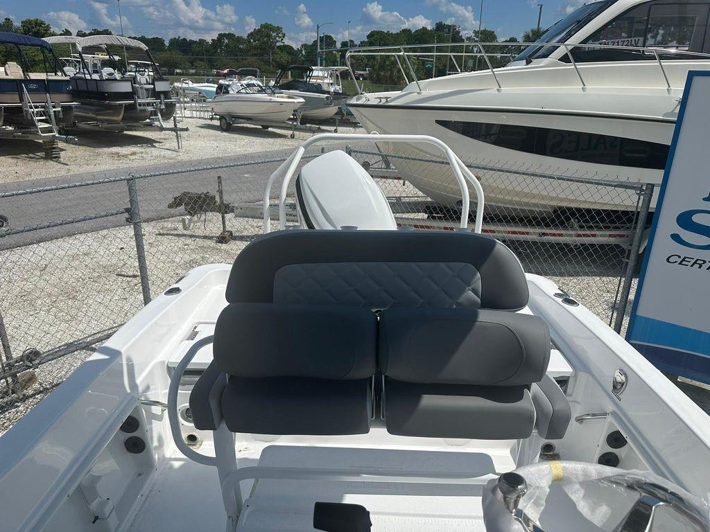 Nautic Star 231 Hybrid