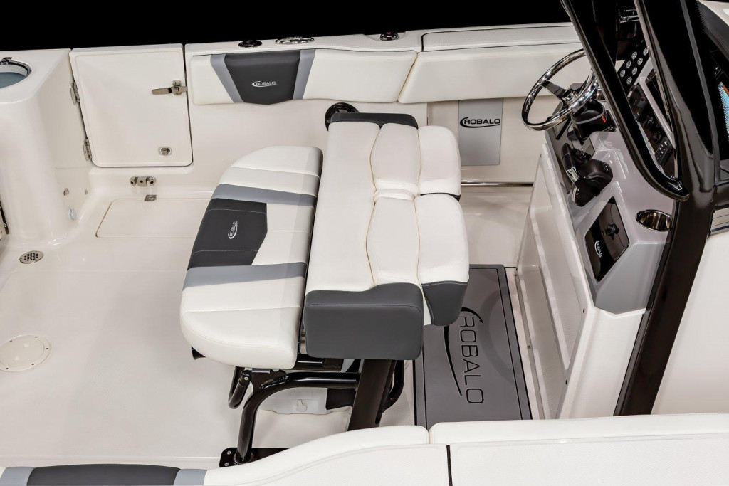 Robalo R250 Center Console