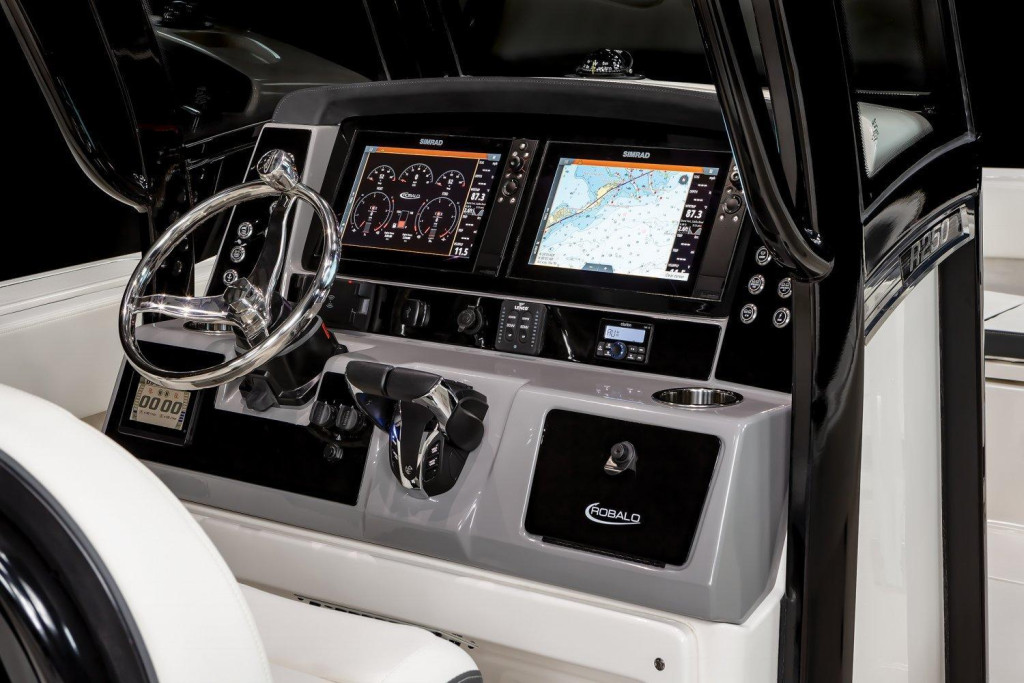 Robalo R250 Center Console