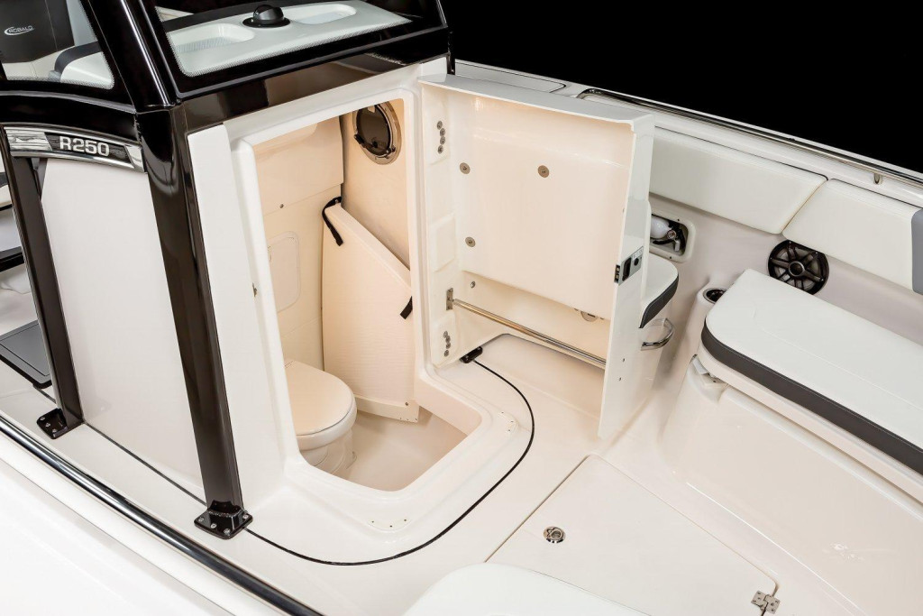Robalo R250 Center Console