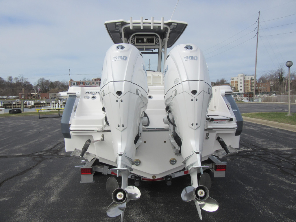 Robalo R250 Center Console