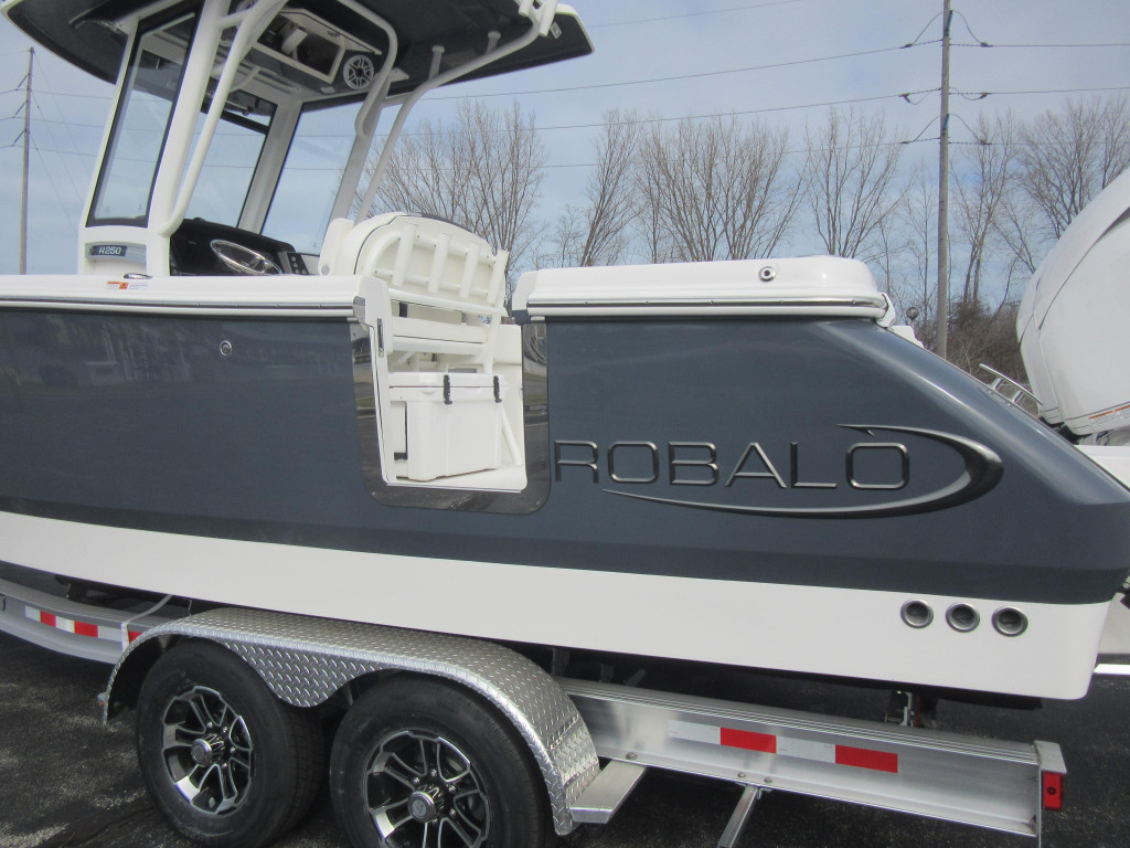 Robalo R250 Center Console
