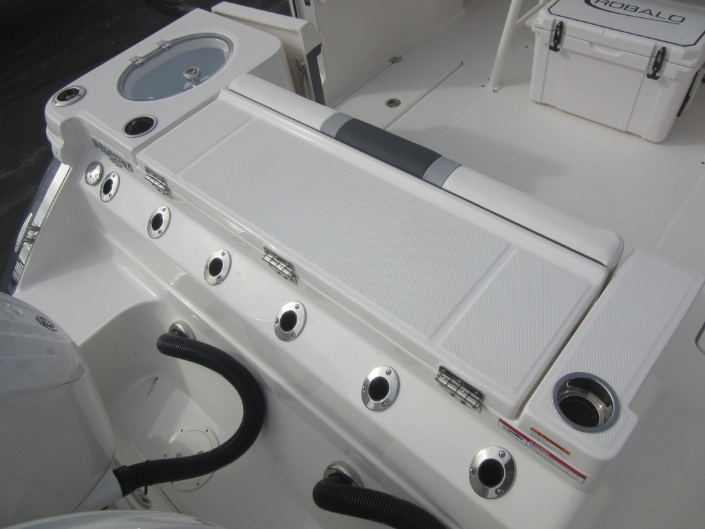 Robalo R250 Center Console