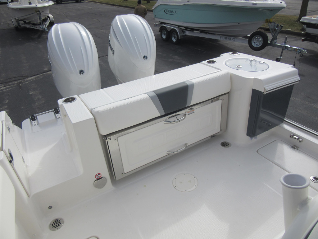Robalo R250 Center Console