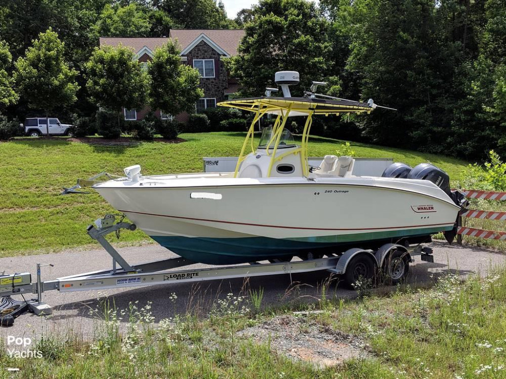 Boston Whaler 240 Outrage