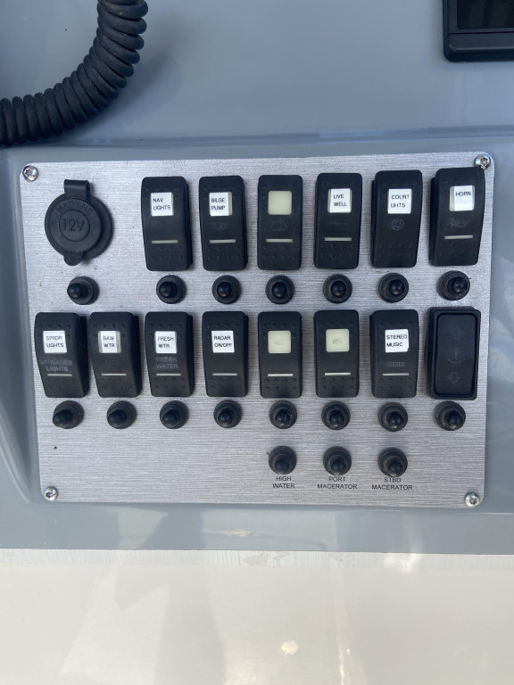 Seaswirl Striper 230 Walkaround