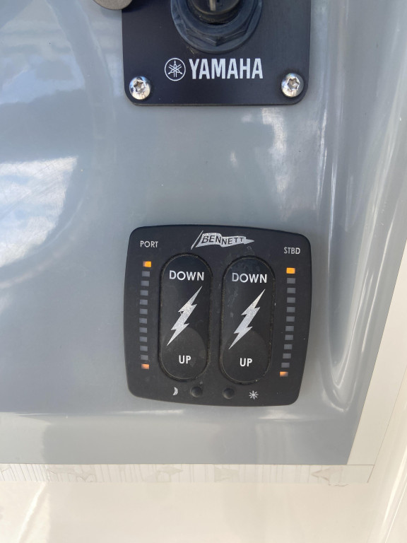 Seaswirl Striper 230 Walkaround