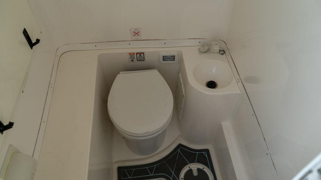 Fountain 38TE Cuddy Cabin