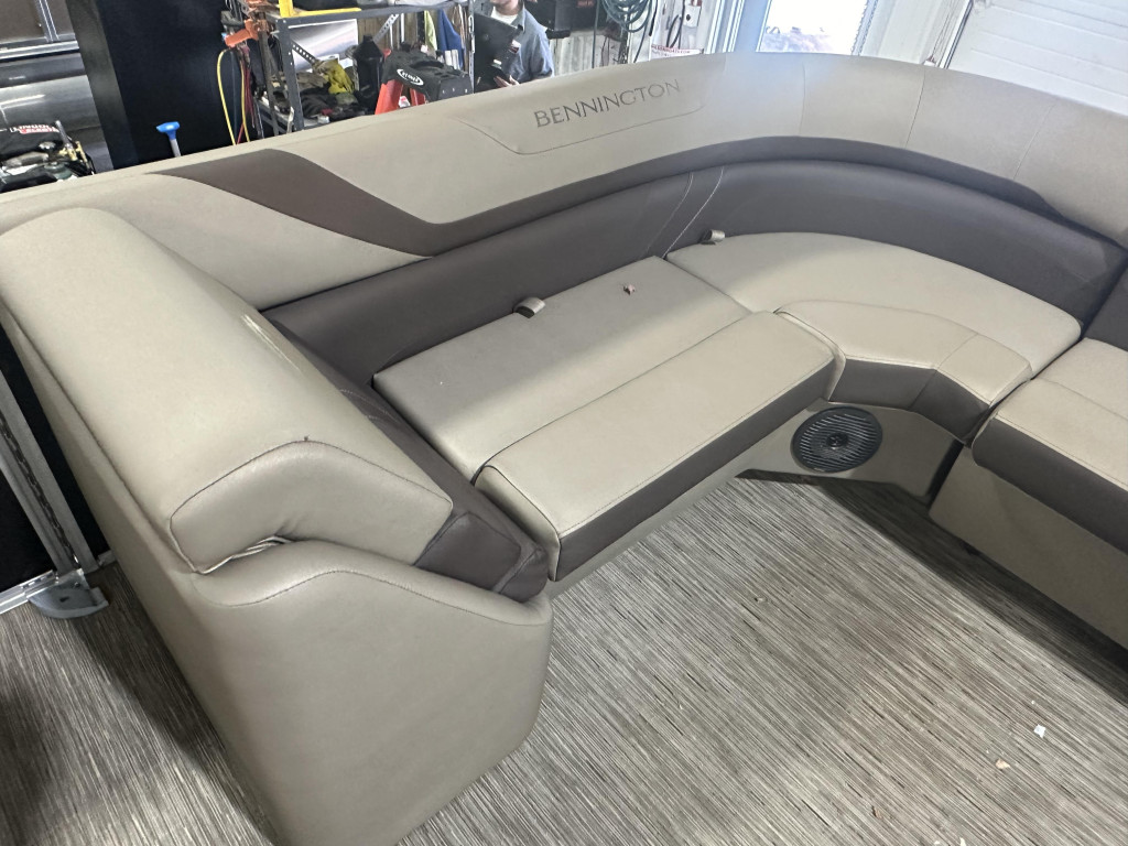 Bennington 21 SXL **TRAILER INCLUDED**