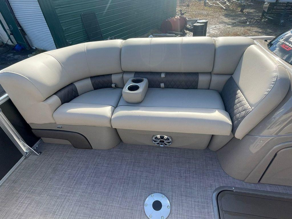 Sun Tracker Party Barge® 22 RF XP3