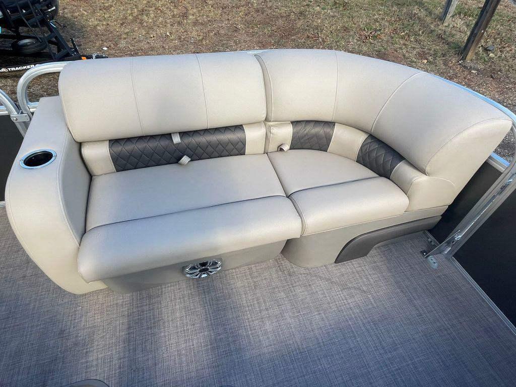 Sun Tracker Party Barge® 22 RF XP3