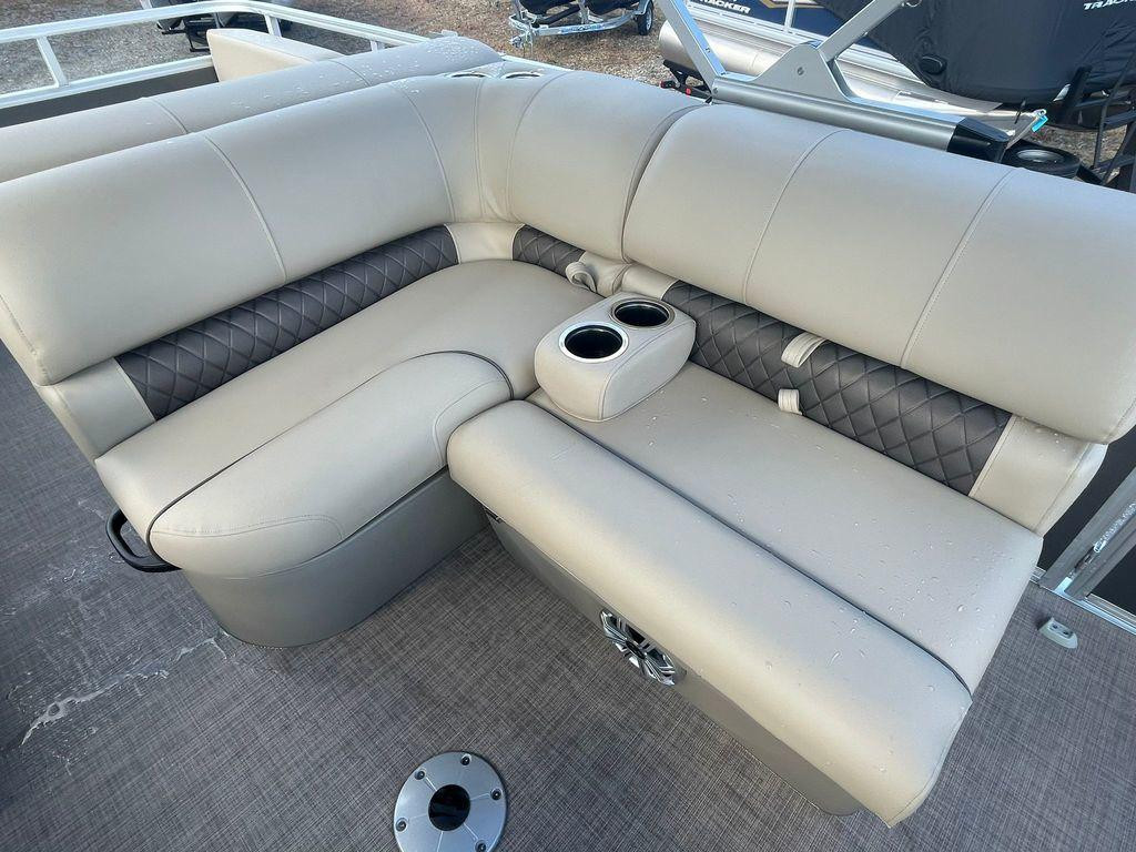 Sun Tracker Party Barge® 22 RF XP3