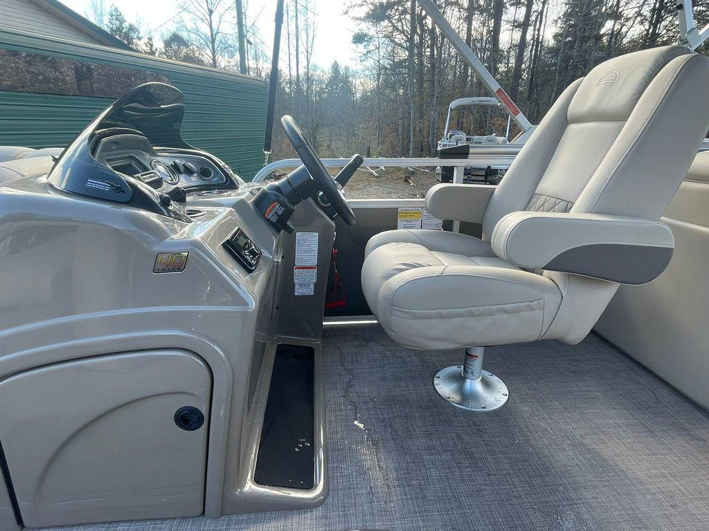 Sun Tracker Party Barge® 22 RF XP3