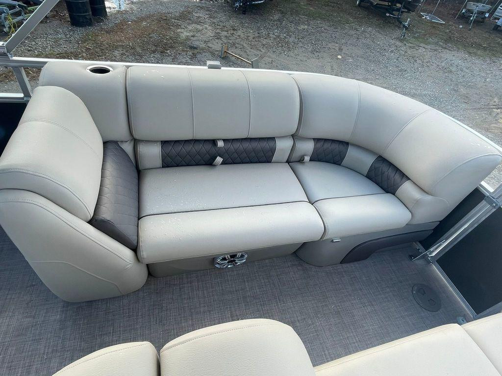 Sun Tracker Party Barge® 22 RF XP3