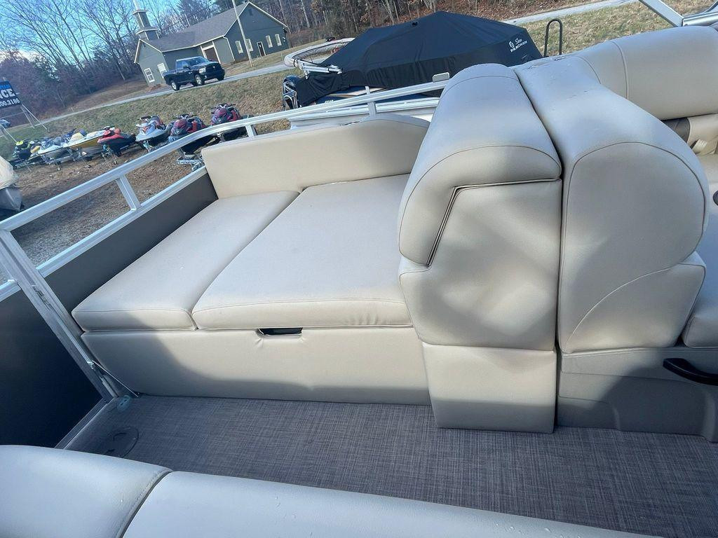 Sun Tracker Party Barge® 22 RF XP3