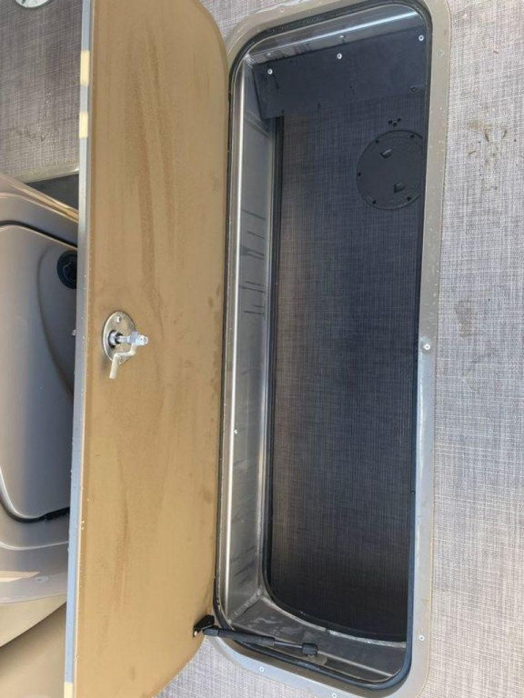 Sun Tracker Party Barge® 22 RF XP3