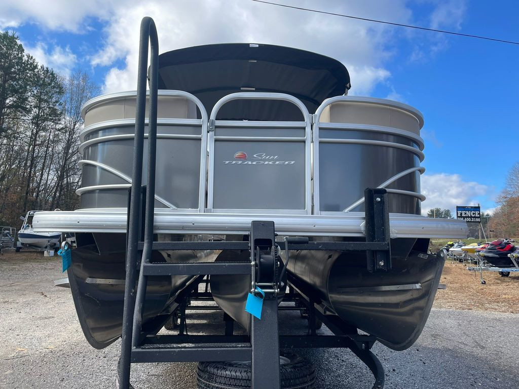 Sun Tracker Party Barge® 22 RF XP3
