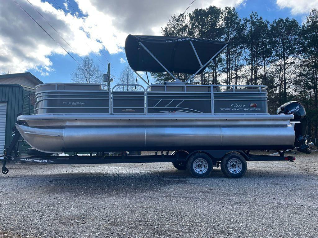 Sun Tracker Party Barge® 22 RF XP3