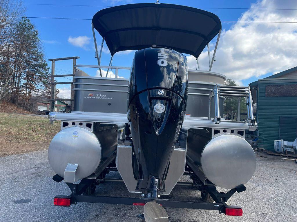 Sun Tracker Party Barge® 22 RF XP3