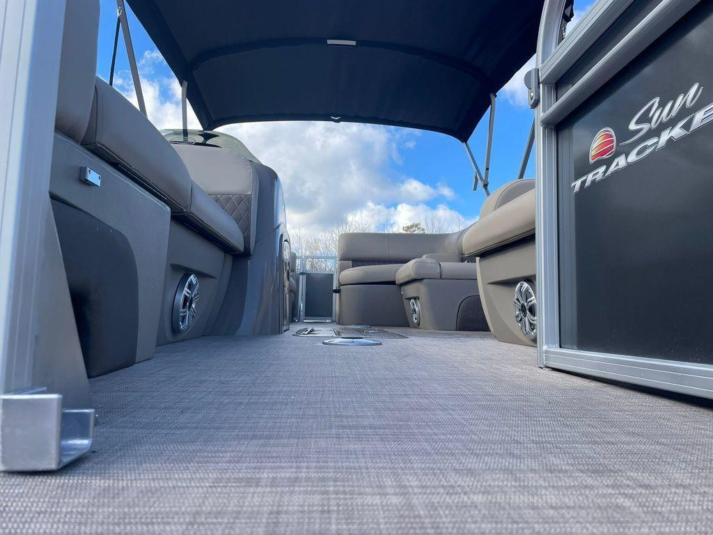 Sun Tracker Party Barge® 22 RF XP3