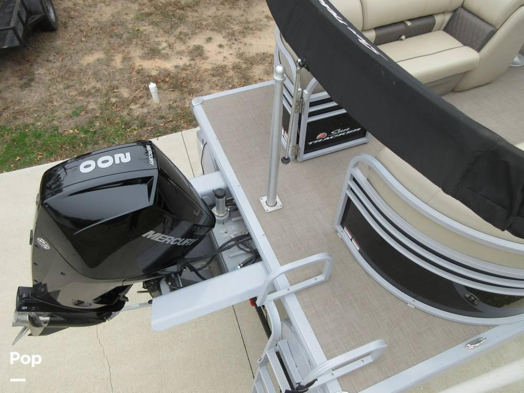 Sun Tracker Party Barge 24 DLX