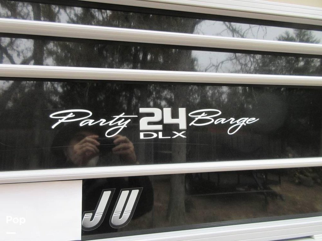 Sun Tracker Party Barge 24 DLX