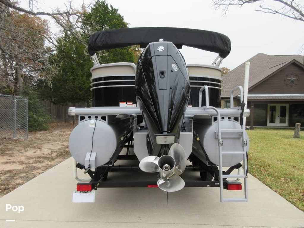 Sun Tracker Party Barge 24 DLX