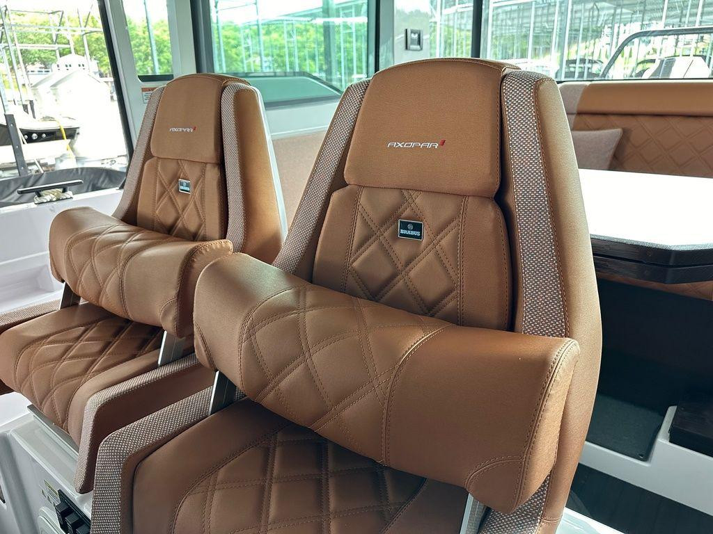 Axopar 37 XC Cross Cabin