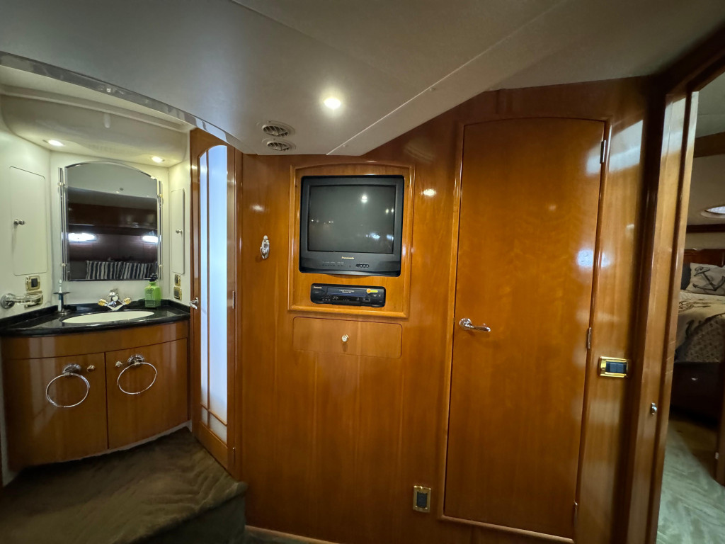 Carver 570 Voyager Pilothouse