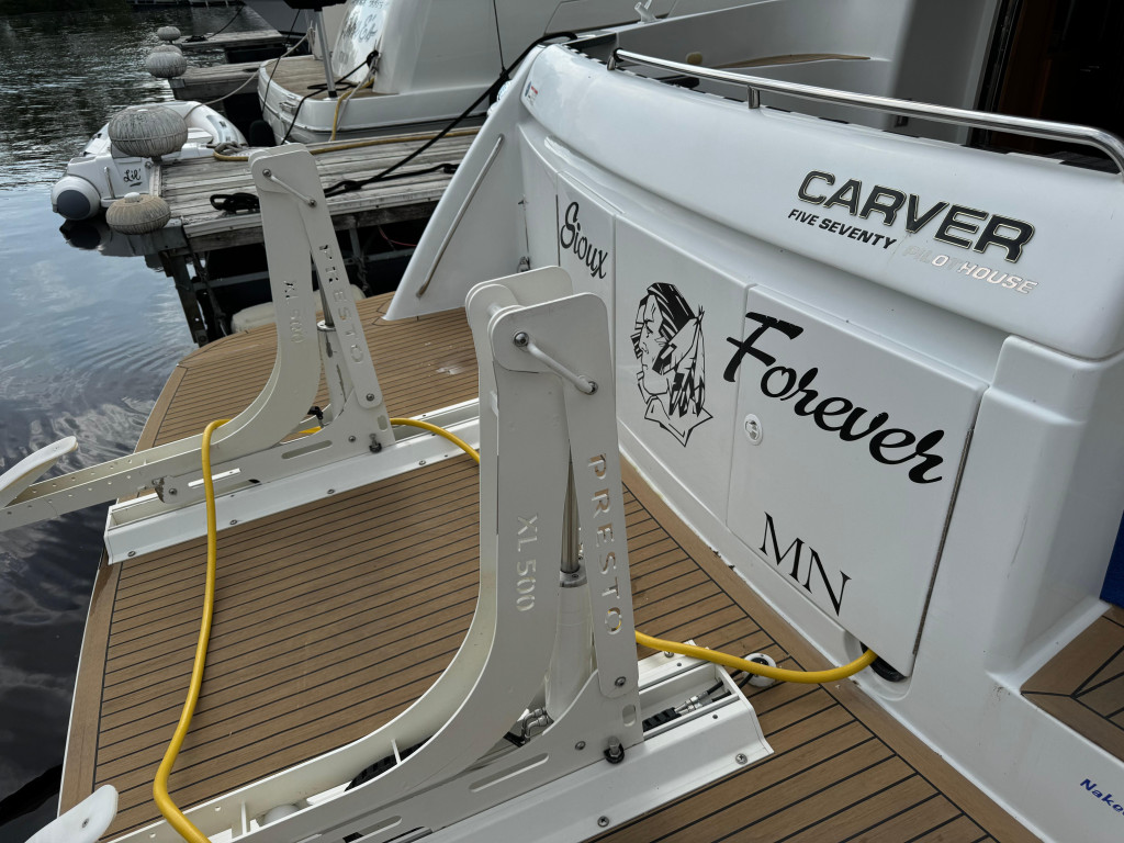 Carver 570 Voyager Pilothouse