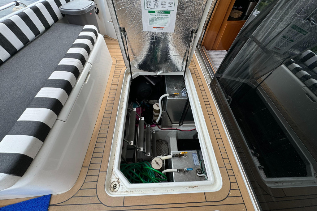 Carver 570 Voyager Pilothouse