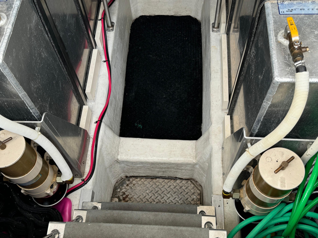 Carver 570 Voyager Pilothouse