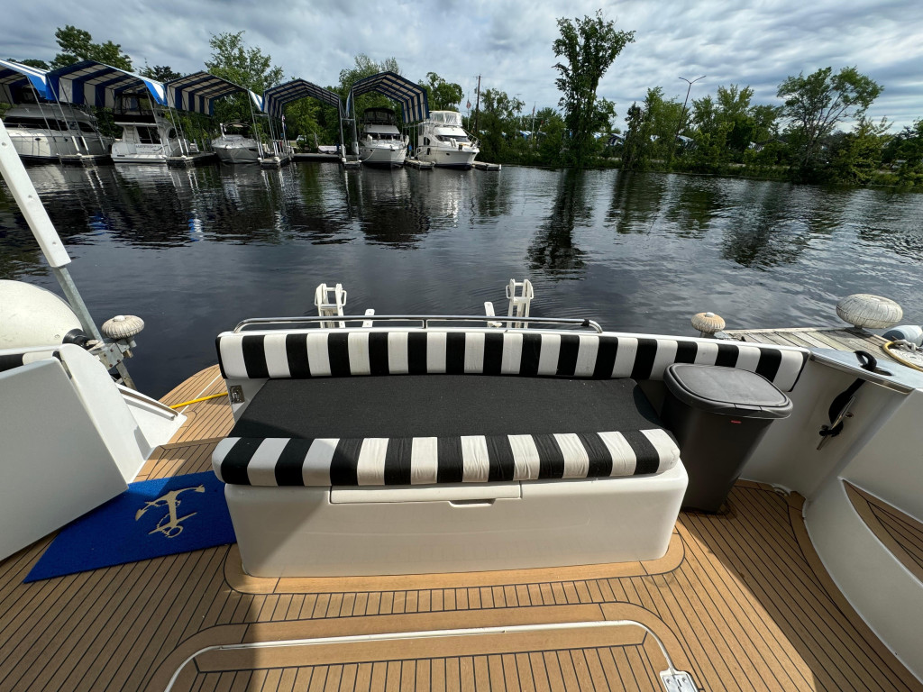 Carver 570 Voyager Pilothouse