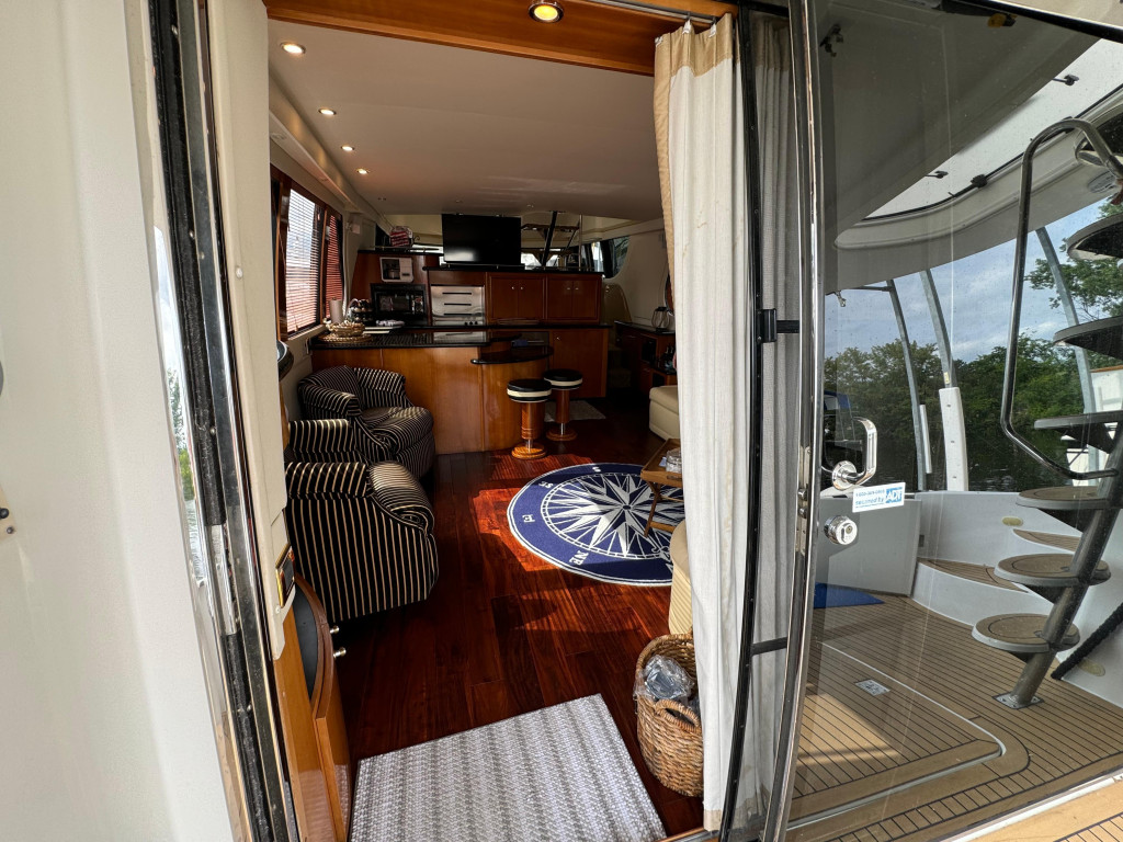 Carver 570 Voyager Pilothouse