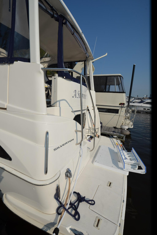 Silverton 43 Motor Yacht