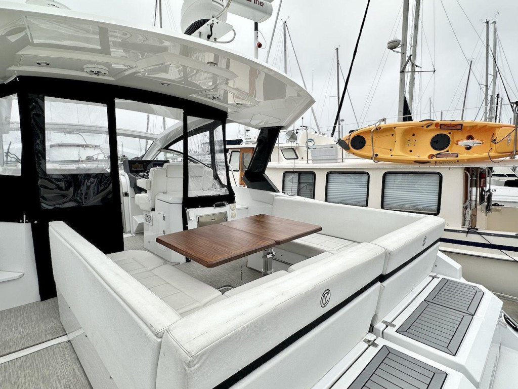 Cruisers 390 Express