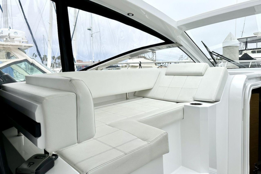 Cruisers 390 Express