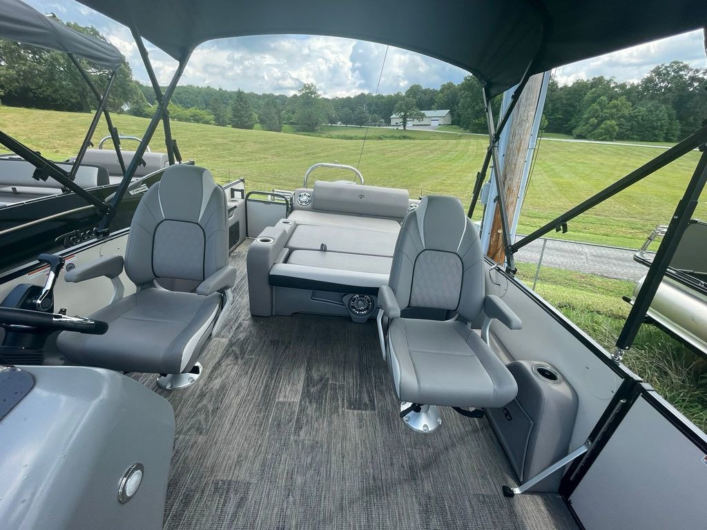 Tahoe Cascade 2385 VRL Tritoon