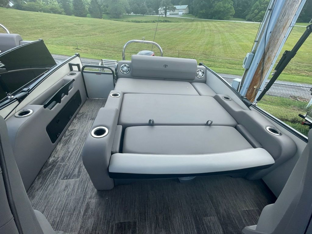 Tahoe Cascade 2385 VRL Tritoon