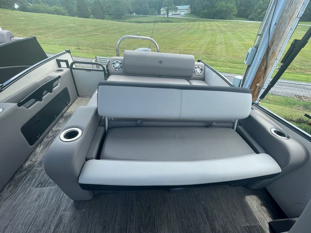 Tahoe Cascade 2385 VRL Tritoon