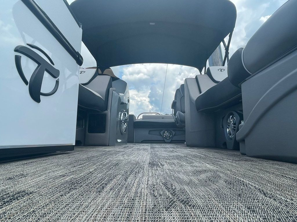 Tahoe Cascade 2385 VRL Tritoon