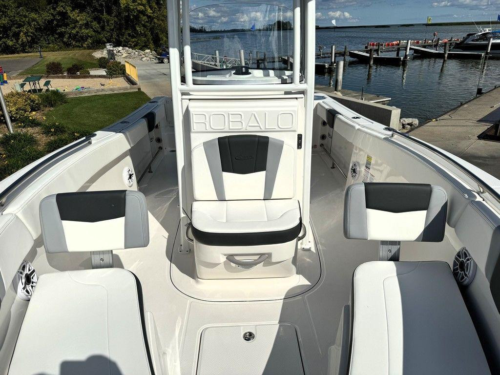 Robalo R230