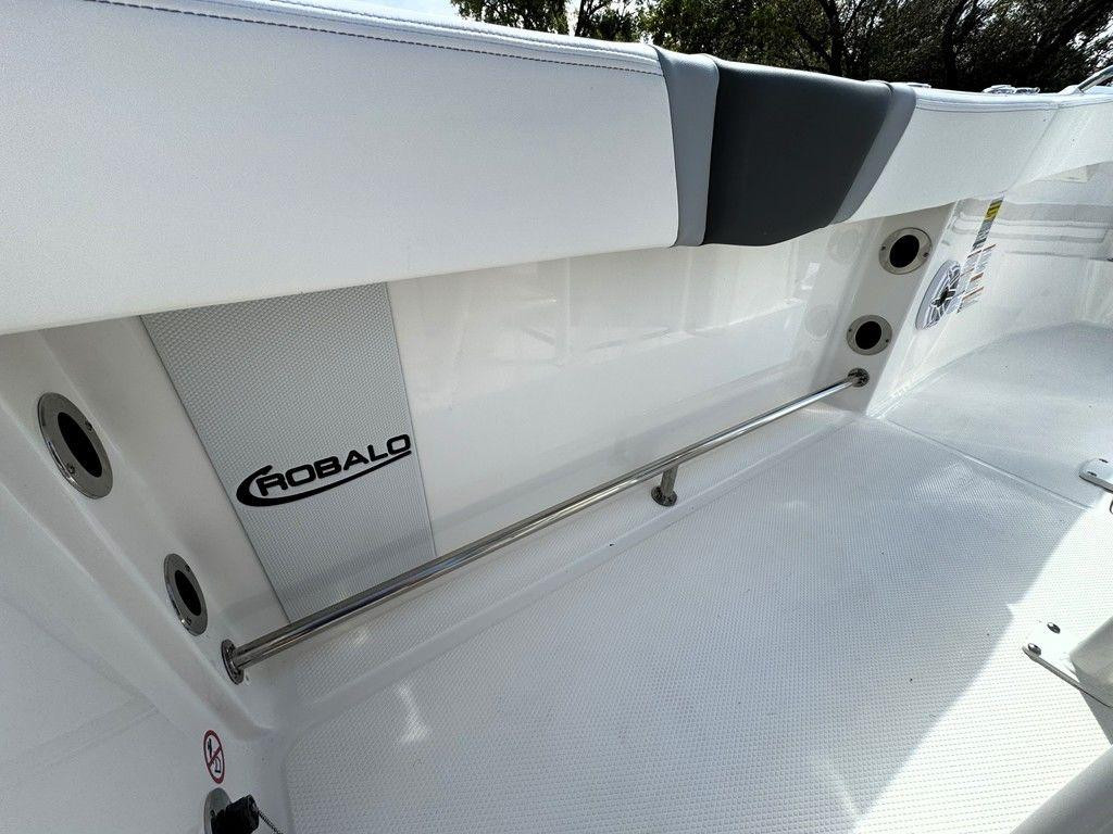 Robalo R230