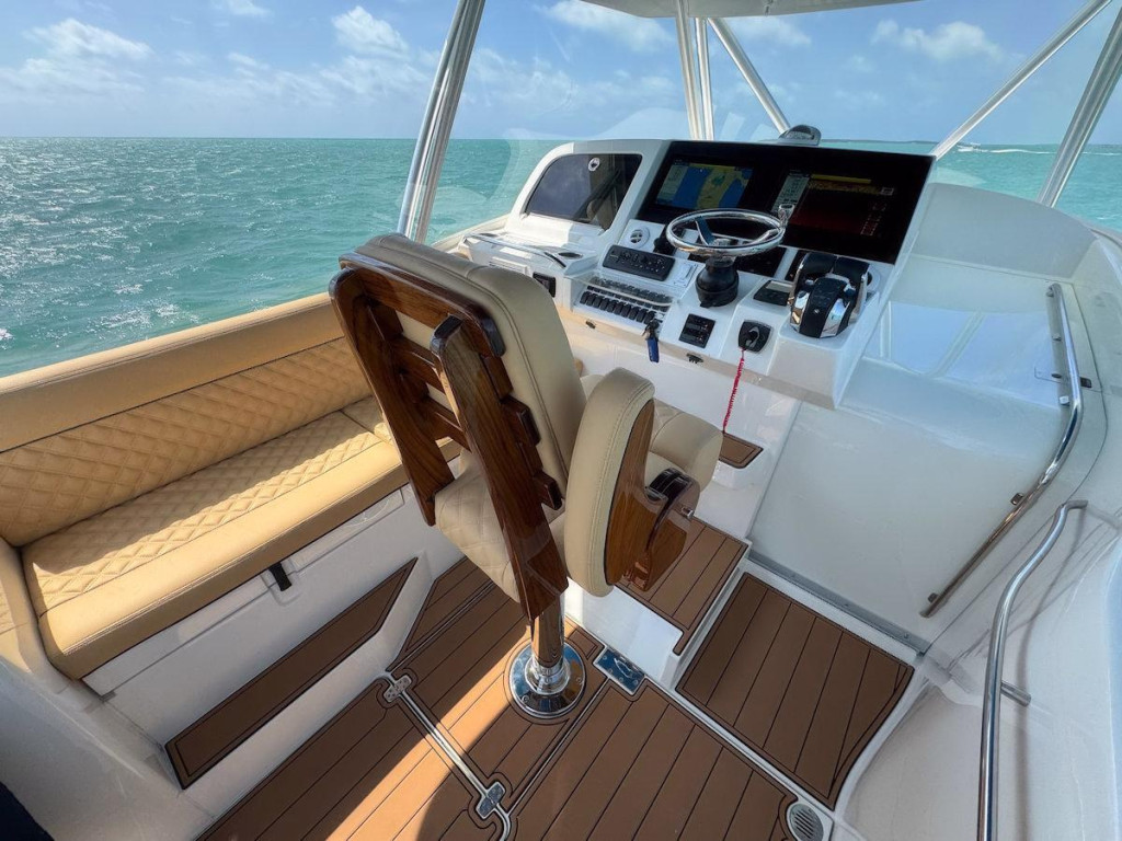 SeaVee 430 Fish Around