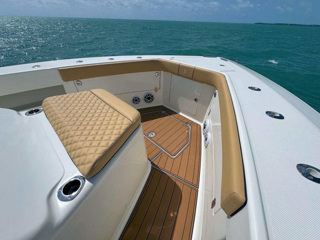 SeaVee 430 Fish Around