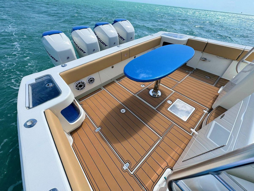 SeaVee 430 Fish Around