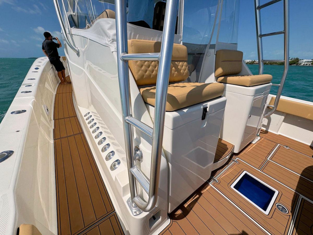 SeaVee 430 Fish Around